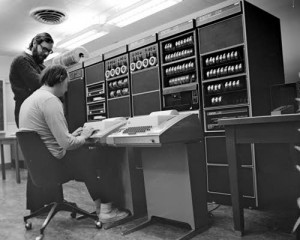 Ritchie 3 Thompson sul PDP-11 | EXTRAORDY - La Formazione ufficiale Red Hat Ritchie e Thompson al lavoro sul PDP-11